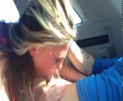 Горячая шведка в машине делает минет